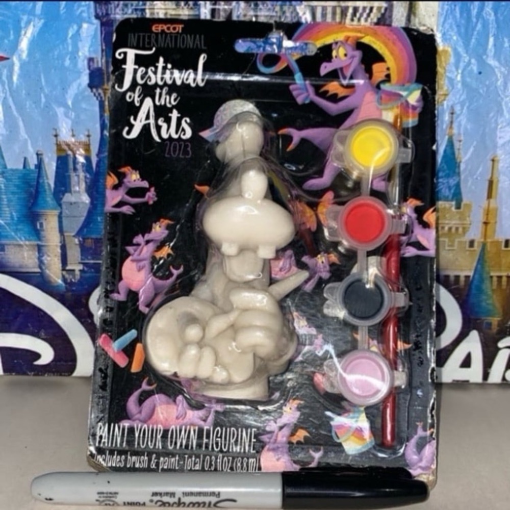 Disney parks Epcot festival of arts prize paint your own goofy figure NWT